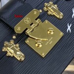 2023年5月30日原版復刻新作入荷 ルイヴィトンM20532 バッグ haiou工場size:20*5*12.5cm