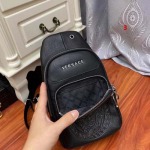 2025年早春新品入荷ヴェルサーチ チェストバッグの男性 3工場