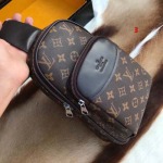 2025年早春新品入荷 ルイヴィトンチェストバッグの男性 3工場