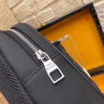 2025年早春新品入荷 ルイヴィトンチェストバッグの男性 3工場