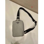 2025年早春新品入荷 PRADA  バッグの男性 3工場