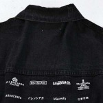 背中にロゴプリントのレタリングが施されたBalenciagaのデニムジャケット
