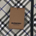 Burberry-バーバリー24ss新作チェック柄のウォーマーリバーシブルを着用します