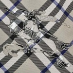 Burberry-バーバリー24ss新作チェック柄のウォーマーリバーシブルを着用します