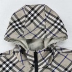 Burberry-バーバリー24ss新作チェック柄のウォーマーリバーシブルを着用します