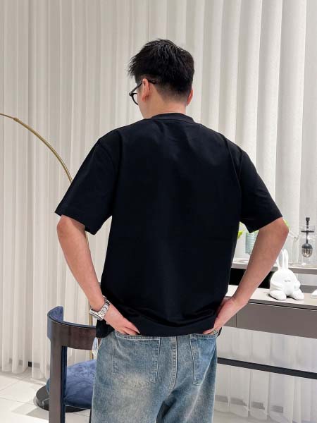 2025年4月19日入荷新作Prada半袖Tシャツ 超厳選★誕生日プレゼント/結婚祝い/内祝い/贈り物/YI+YI工場S-XXL