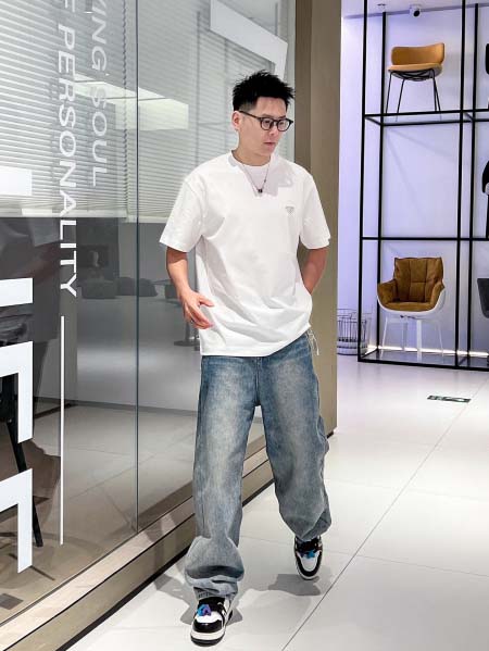 2025年4月19日入荷新作Prada半袖Tシャツ 超厳選★誕生日プレゼント/結婚祝い/内祝い/贈り物/YI+YI工場S-XXL