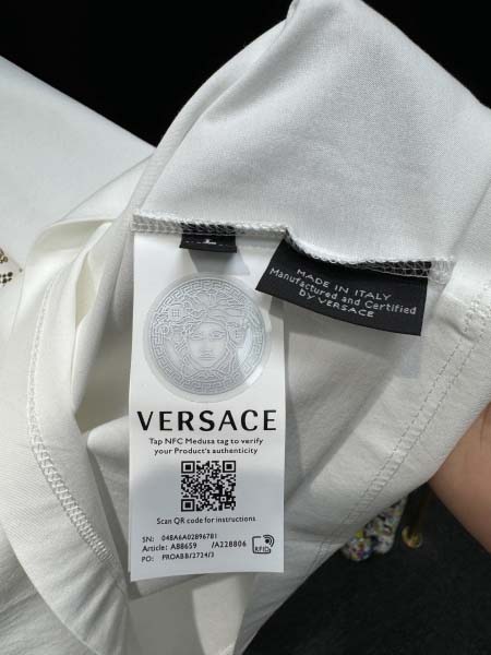 2025年4月25日入荷新作Versace半袖Tシャツ 原版复刻高級品香港の会社超厳選★入手困難/誕生日プレゼント/yinx工場