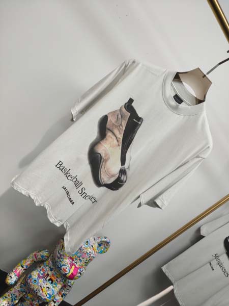 2025年4月26日入荷新作Balenciaga半袖Tシャツ 原版复刻高級品香港の会社超厳選★入手困難/誕生日プレゼント/yinx工場