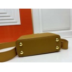 2025年4月27日入荷新作 Capucines  Taurillon  21 x 14 x 8CM  M21168  /XX工場