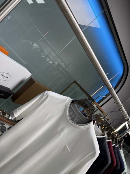 2025年5月21日入荷新作Prada半袖Tシャツ 原版复刻高級品香港の会社超厳選★入手困難/誕生日プレゼント/yinx工場