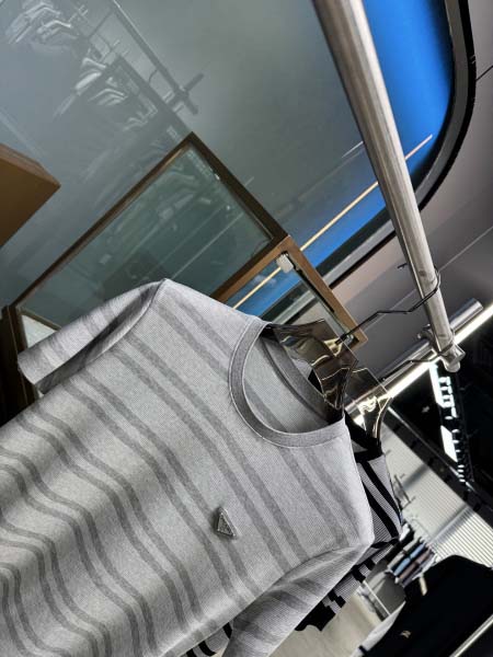 2025年5月22日入荷新作Prada半袖Tシャツ 原版复刻高級品香港の会社超厳選★入手困難/誕生日プレゼント/yinx工場