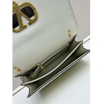 2025年5月28日入荷新作  VALENTINO新品  VLOGO SIGNATURE  -SIZE:24x16x8cm  お安い/人気/本革 バッグ/XX工場