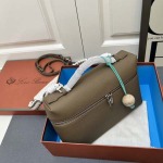 2025年5月28日入荷新作  Loro Piana Extra pocket SIZE:27*10*16cm。  お安い/人気/本革 バッグ/XX工場
