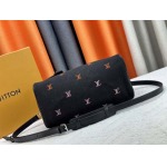 2025年5月28日入荷Louis Vuitton バッグM13966 M40391   Pharrell Williams   LV Blason Keepall Bandoulière 30x21x17cm 人気の新作/誕生日プレゼント