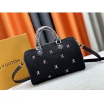 2025年5月28日入荷Louis Vuitton バッグM13966 M40391   Pharrell Williams   LV Blason Keepall Bandoulière 30x21x17cm 人気の新作/誕生日プレゼント