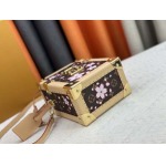 2025年5月28日入荷Louis Vuitton バッグ【Camera Box】村上隆） M14173 M10079 Camera Box  Monogram21.5 x 10.5 x 17.5 CM 人気の新作/誕生日プレゼント/ZC工