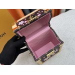 2025年5月28日入荷Louis Vuitton バッグ【Camera Box】村上隆） M14173 M10079 Camera Box  Monogram21.5 x 10.5 x 17.5 CM 人気の新作/誕生日プレゼント/ZC工