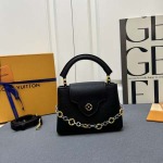2025年5月29日入荷新作Louis Vuitton M12935 Capucines CapucinesChain On You Monogram SIZE::21×14×8cmお安い/人気/革/バッグ/XX工場