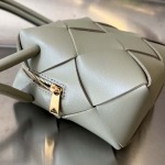 2025年7月7日入荷新作 Bottega Veneta  701915 Cassette  14x14x7  極品/正規品同様/人気/革/バッグ/AJ工場