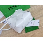 2025年7月7日入荷新作 Bottega Veneta  701915 Cassette  14x14x7  極品/正規品同様/人気/革/バッグ/AJ工場