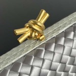 2025年7月7日入荷新作 Bottega Veneta Knot  717622  knot Logo  20x12x5.5 極品/正規品同様/人気/革/バッグ/AJ工場