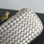 2025年7月7日入荷新作 Bottega Veneta Knot  717622  knot Logo  20x12x5.5 極品/正規品同様/人気/革/バッグ/AJ工場