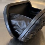 2025年7月7日入荷新作  Bottega Veneta Knot 717622  knotLogo  20x12x5.5   極品/正規品同様/人気/革/バッグ/AJ工場