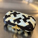 2025年7月7日入荷新作  Bottega Veneta Knot 717622  knotLogo  20x12x5.5   極品/正規品同様/人気/革/バッグ/AJ工場