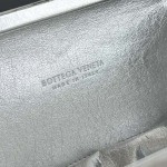 2025年7月7日入荷新作  Bottega Veneta Knot 717622  knotLogo  20x12x5.5   極品/正規品同様/人気/革/バッグ/AJ工場