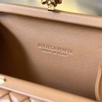 2025年7月7日入荷新作  Bottega Veneta Knot 717622  knotLogo  20x12x5.5   極品/正規品同様/人気/革/バッグ/AJ工場