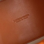 2025年7月7日入荷新作 Bottega Veneta新作   827475   SIZE:21x17x16 極品/正規品同様/人気/革/バッグ/AJ工場