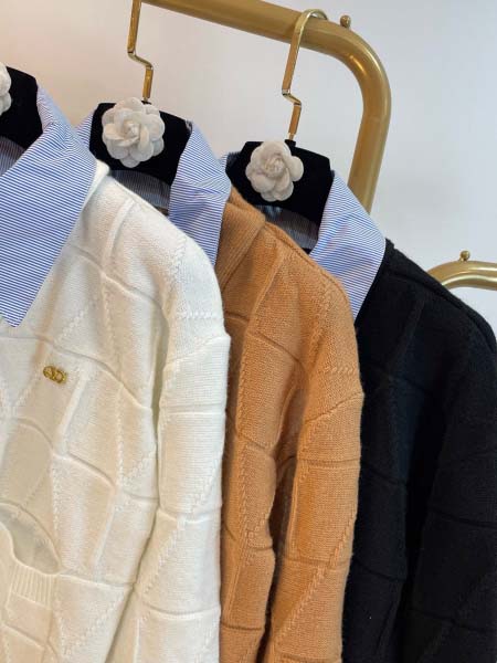 2025年9月26日入荷秋冬新作VALENTINOニットのセーターファッション/誕生日プレゼント/贈り物 can工場