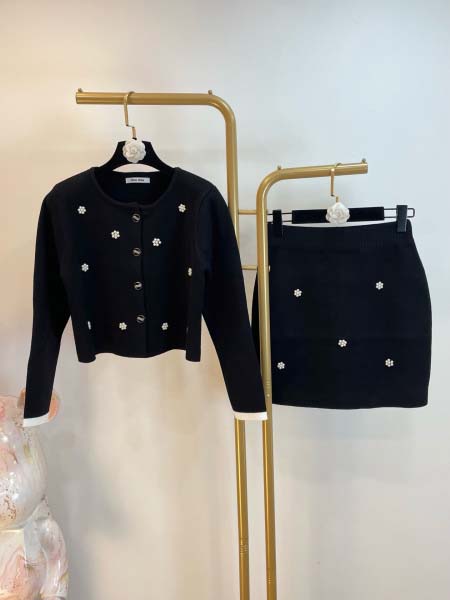 2025年9月26日入荷秋冬新作 miumiuニットのセーターファッション/誕生日プレゼント/贈り物 can工場