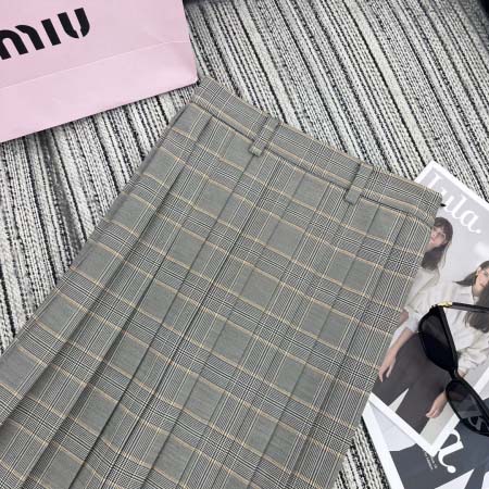 2025年9月27日入荷秋冬新作 miumiuハーフスカートファッション/誕生日プレゼント/贈り物 can工場