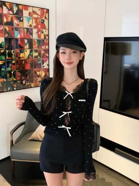 2025年9月27日入荷秋冬新作 miumiuニットの上着フ...