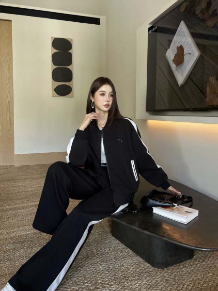 2025年9月30日入荷秋冬新作Prada セットファッショ...