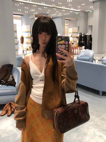 2025年10月14日入荷秋冬新作Miumiu スエードのジッパー付きカーディガンファッション/誕生日プレゼント/贈り物 can工場