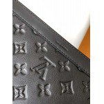 2025年12月9日入荷Louis Vuitton バッグM81115 Gaston Wearable Wallet Pochette Voyage Monogram Shadow 22.0 x 14.5 x 4.5 高品質新作/誕生日プレ