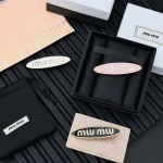 2026年2月5日入荷新品miumiuヘアピンギフト/誕生日/記念品/アクセサリーxin工場